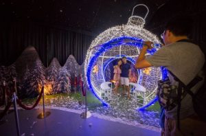Life-sized bauble ornaments to take photos with! 