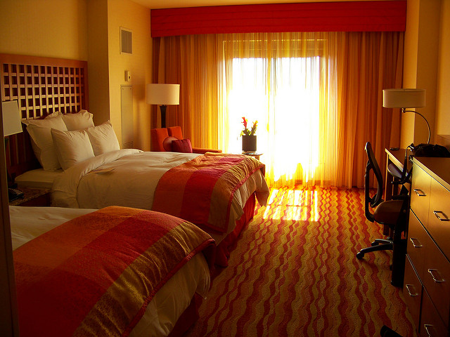 twin bed hotel room