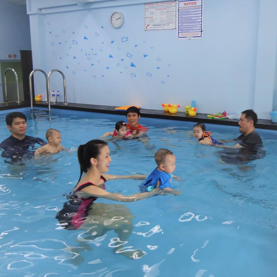 baby swimming lessons singapore aquabambinos