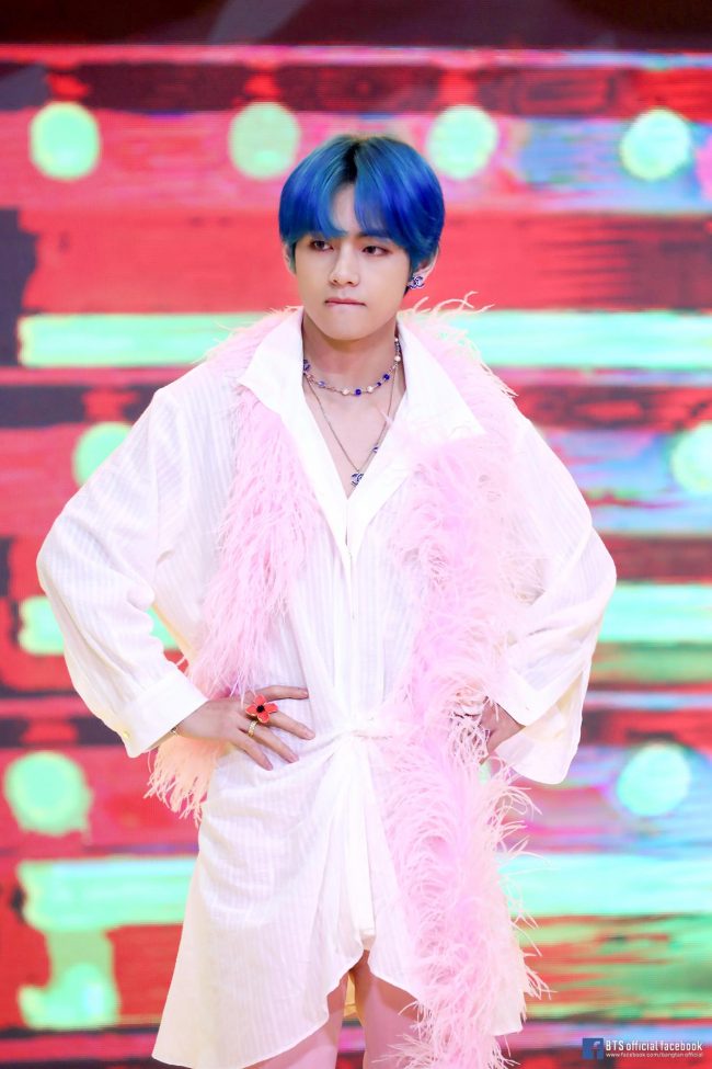 kpop hairstyle V kim taehyung bts idol electric blue comma hair