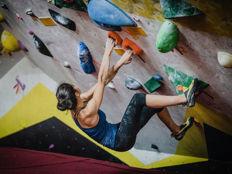 climbing gym singapore bouldering wall woman no harness