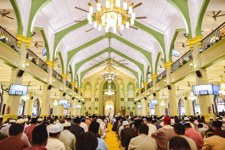 Attend the Eid Prayer (Hari Raya)