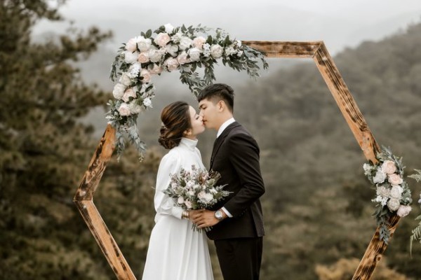 wedding livestream singapore couple kissing newlywed big day