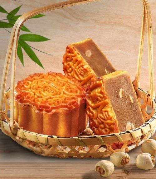 Bee Cheng Hiang Low Sugar Mooncake traditional baked lotus paste with nuts in a basket 2021