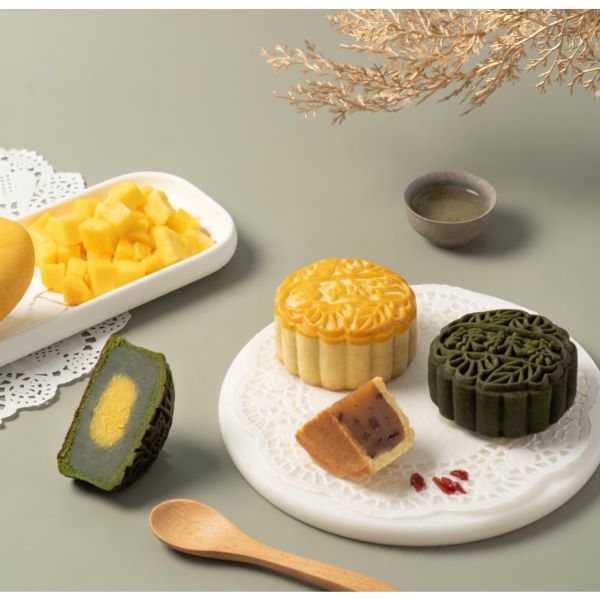 Liumama Traditional Baked Low Sugar Mooncake pandan and lotus flavour on a plate 2021