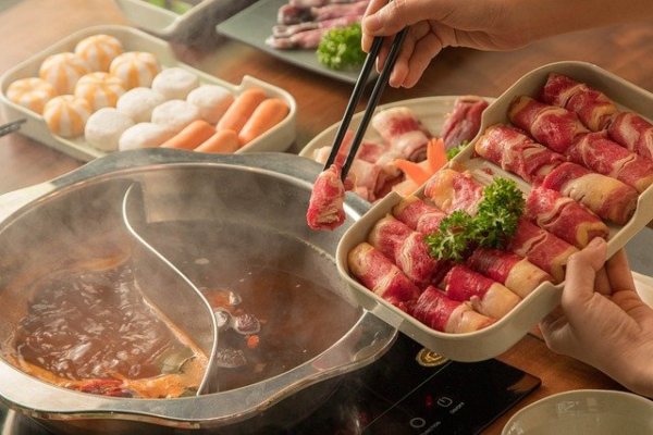 best steamboat pot singapore hotpot chopsticks put meat into soup