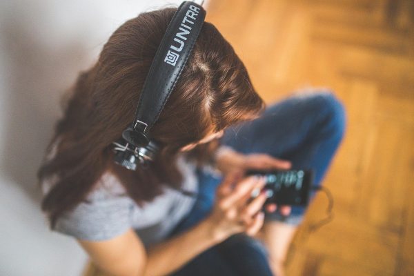 girl listening to music how to soundproof your room