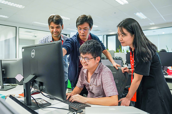 Shopee Data Infrastructure Engineers in Discussion