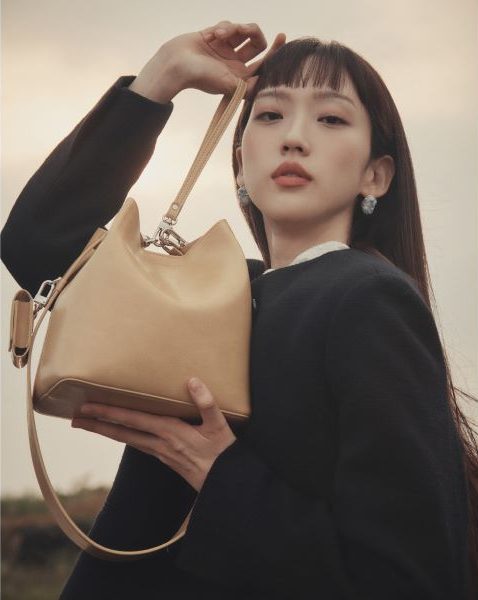 asian model holding find pakoor bucket bag in beige