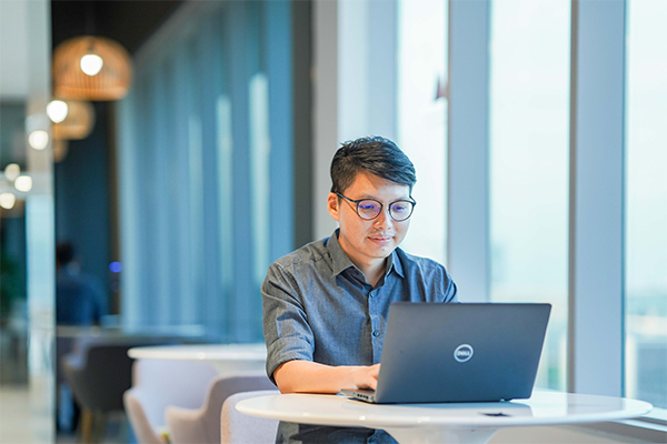 Zhiyang working at the hotdesking area Shopee Data Analytics