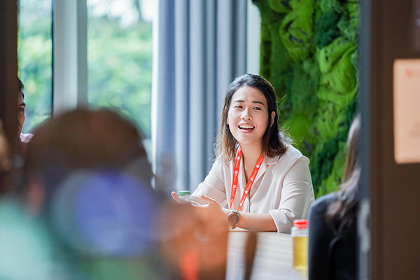 Peizi in a discussion with other Shopee CLT Programme Associates 