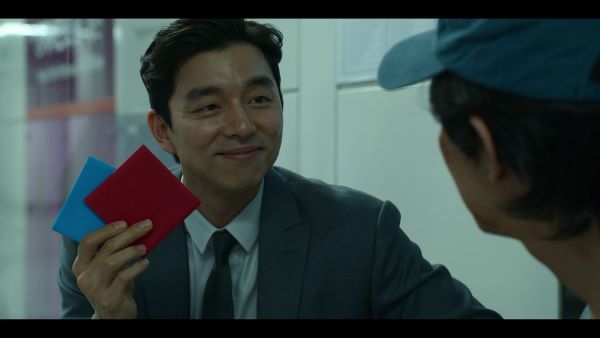 gong yoo holding ddakji in squid game scene