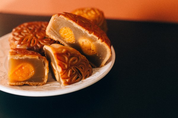 cross section of lotus paste mooncake best traditional mooncake singapore