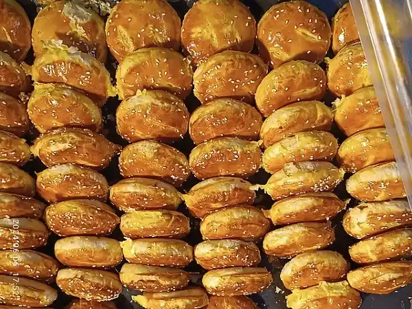 sun cake and wife cake popular taiwan snacks 