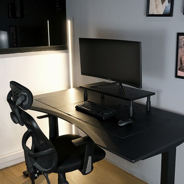 black omnidesk kenshi with black chair and PC best gaming desks singapore