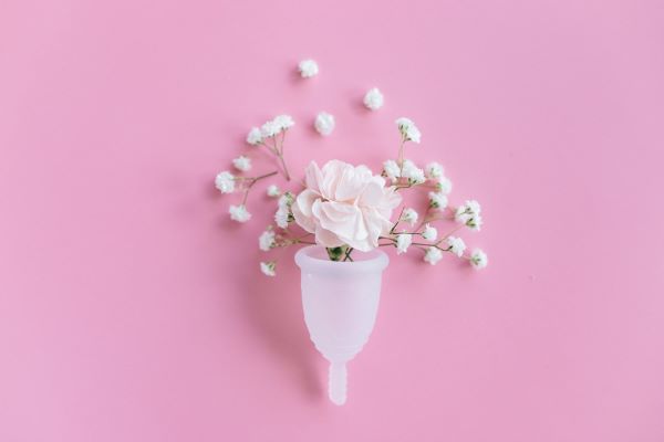 best menstrual cups with flowers and pink background