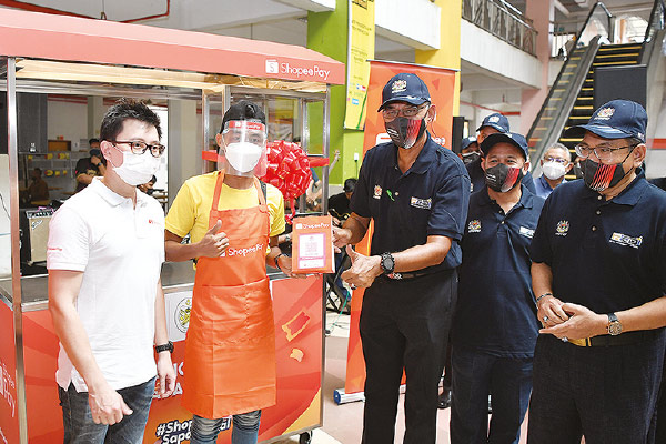 Our Shopee Malaysia team introducing the pushcarts and ShopeePay to micro traders