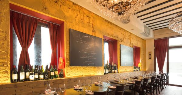 le bistrot du sommelier interior with blackboard, yellow walls and red curtains 