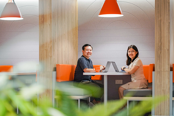 Louis (left) and Yu Ning (right) from Brand & Growth Marketing and Regional Operations respectively Shopee career