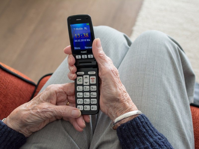 best phone for elderly featured