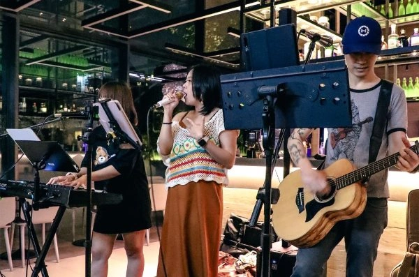 komyunti bar restaurant best live music bars singapore