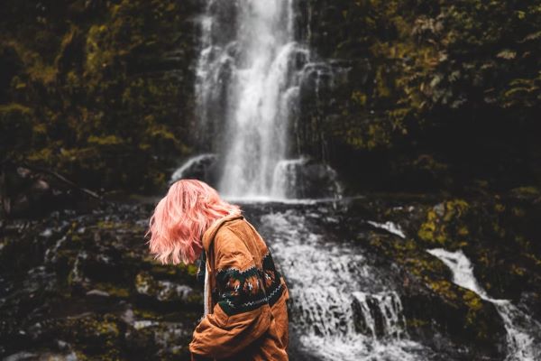 woman with pink hair at erskine falls