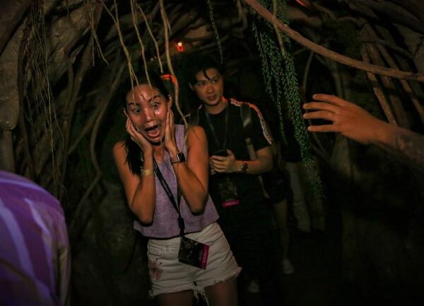 lady screaming at halloween horror nights 10 singapore 