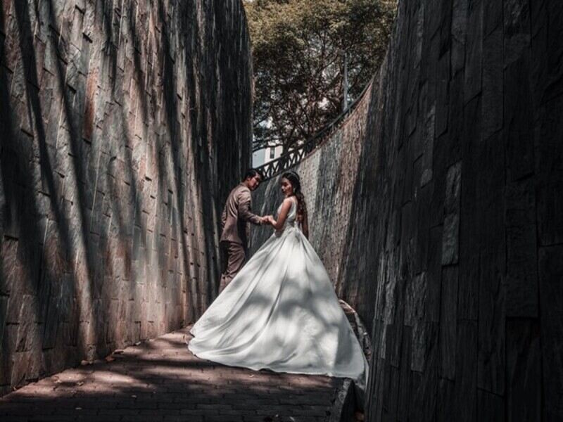 rustic-themed pre-wedding photoshoot location singapore fort canning park