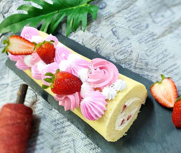 strawberry swiss roll by bake king best baking class singapore