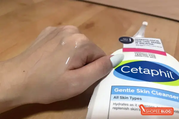 best facial cleansers singapore - Cetaphil Gentle Skin Cleanser on hand