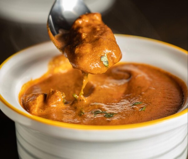 dipping spoon in chicken tikka masala recipe