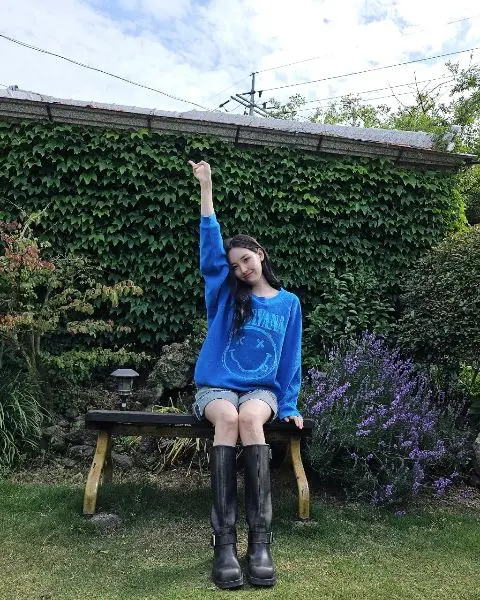 how to style oversized shirts knee high boots sunmi