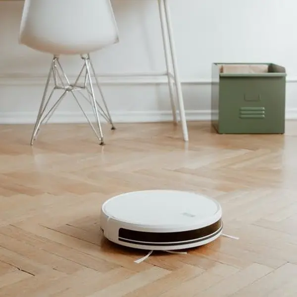 robot vacuum cleaner sweeping across hardwood floors best robot vacuum cleaner singapore