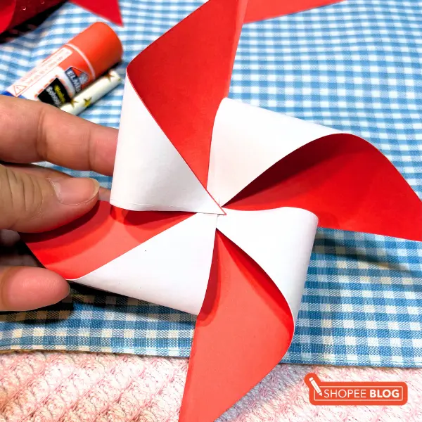 singapore national day craft pinwheel - fold corners of the paper to form a pinwheel shape