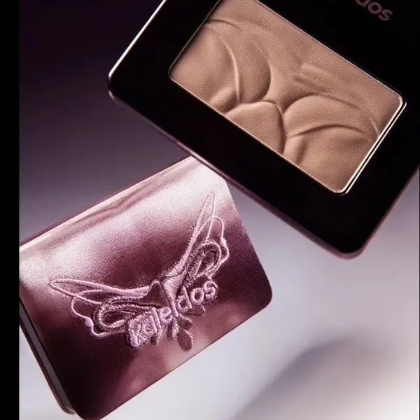 Kaleidos Contouring Plate from this China cosmetic brand