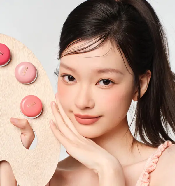 Chinese model holding UKISS Pudding Lip and Cheek Cream