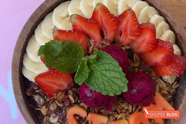 a bowl of acai filled with fruits and granola, making it one of the best healthy snack in singapore