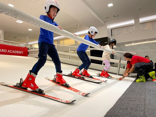 Ski and snowboard lessons at the Ski Academy - children's activities december singapore