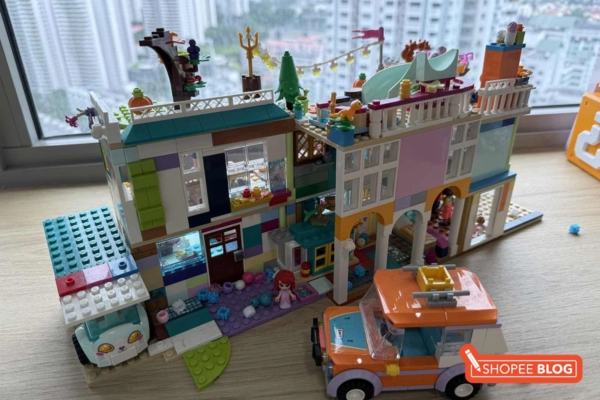 Imaginative play with the Casa Madrigal playset