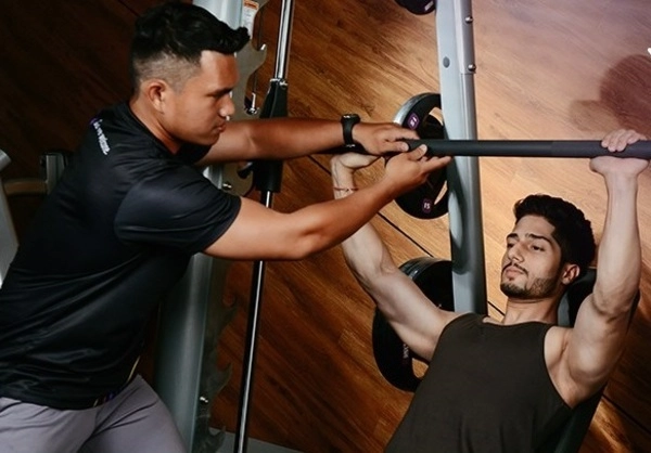 Anytime Fitness best personal trainers conducting lessons on the smith machine