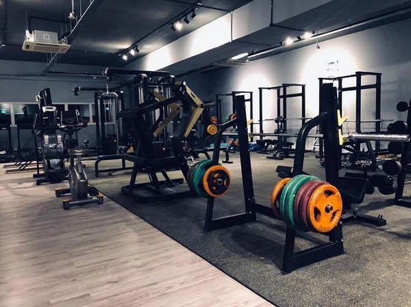 24-hour gym in singapore: Dennis Gym, powerlifting area