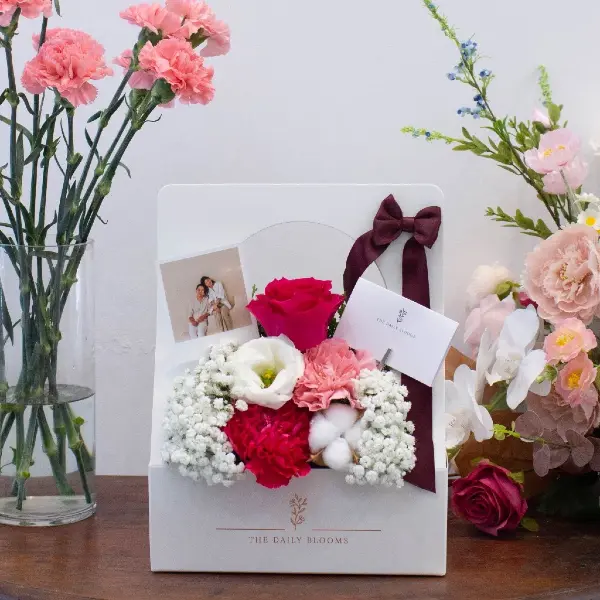 last-minute christmas gifts singapore: the daily blooms flower gift set