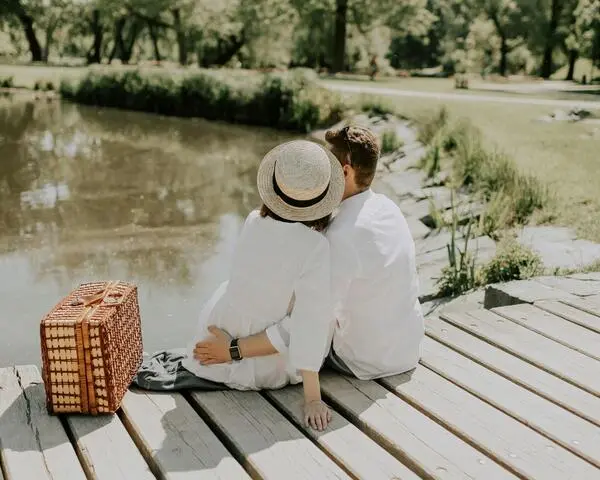 couple photoshoot by the lake