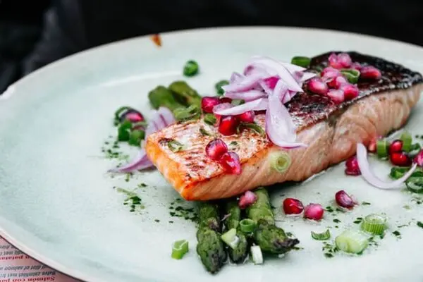 keto food delivery singapore: a plate of salmon with some garnish and a side of asparagus