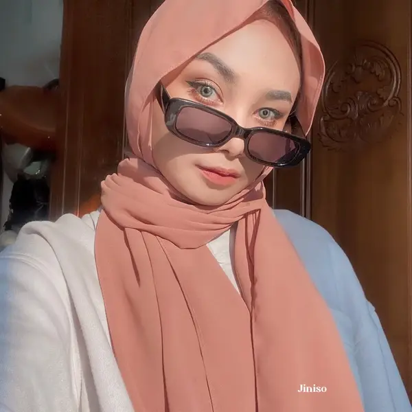 Simple hijab style for round-shaped faces: Casual chic hijab style