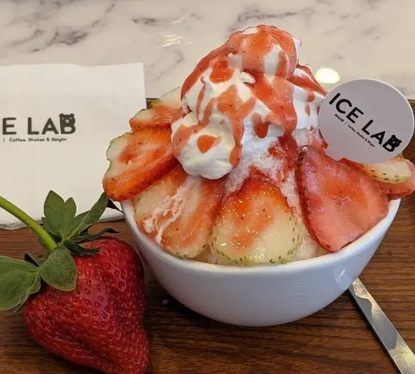 what to eat in bugis: strawberry bingsu at Ice Lab