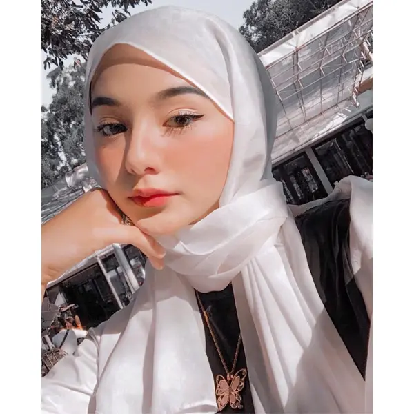 Simple hijab style for diamond-shaped faces: Loosely wrapped hijab