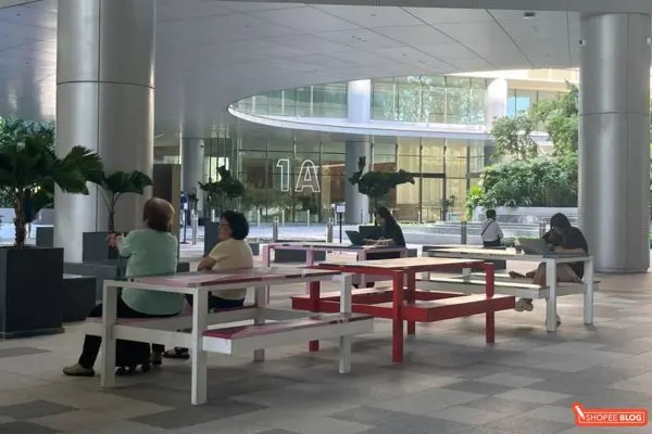 Opening seating area around geneo science park