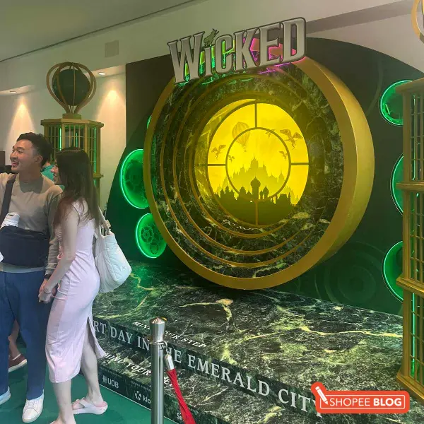 wicked photo spot at entrance