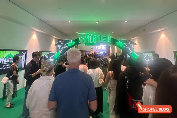 wicked photo spot potential walkway arch at entrance